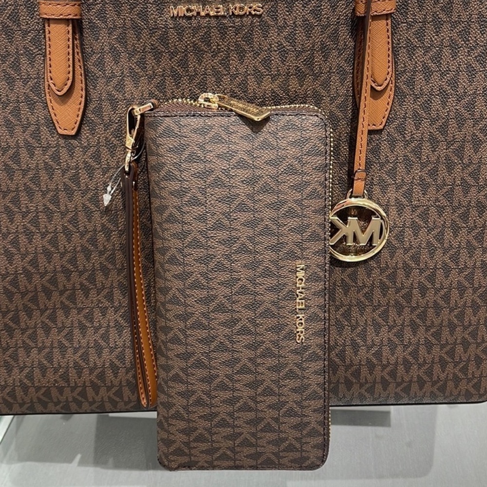 Michael Kors Jet Set Travel Large wristlet